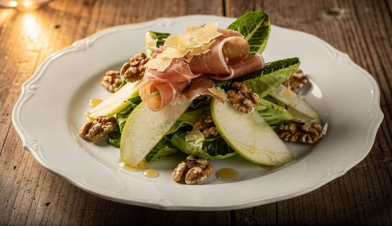 Salade de chicor&eacute;e, pomme et jambon Serrano : recette savoureuse
