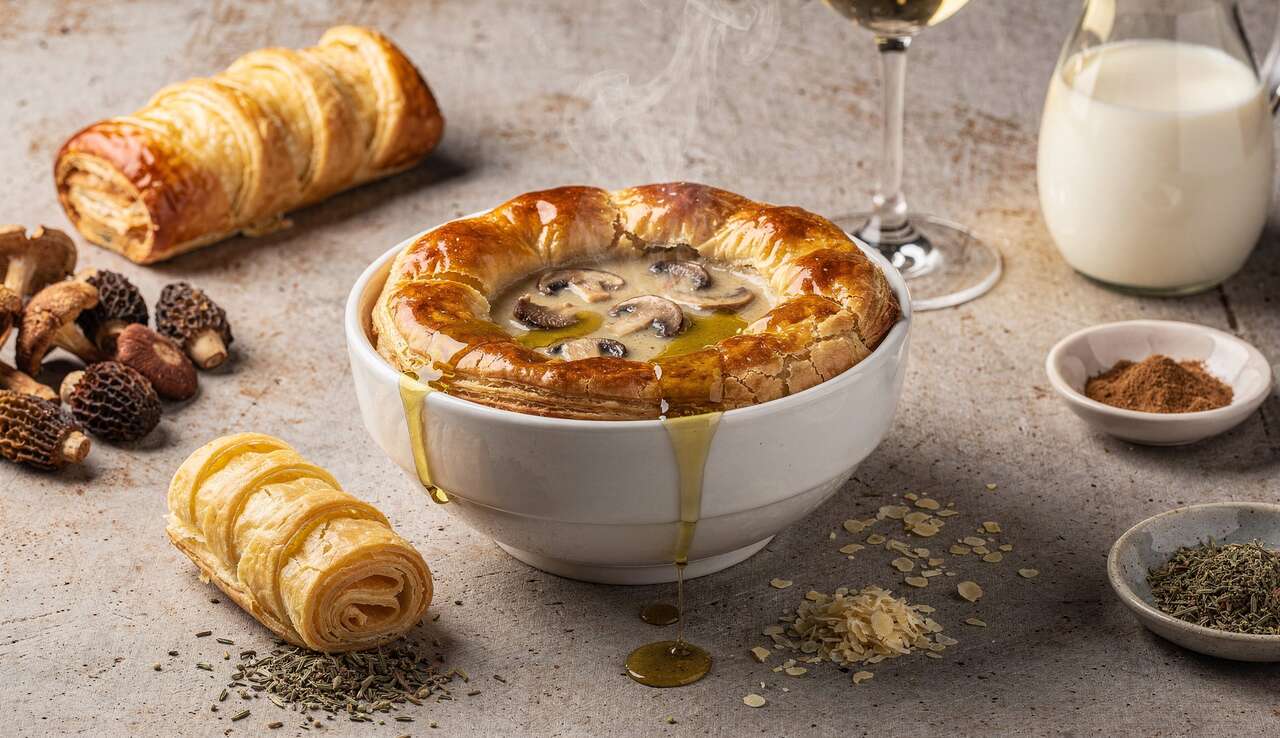 Soupe aux champignons des bois en croûte : recette gourmande