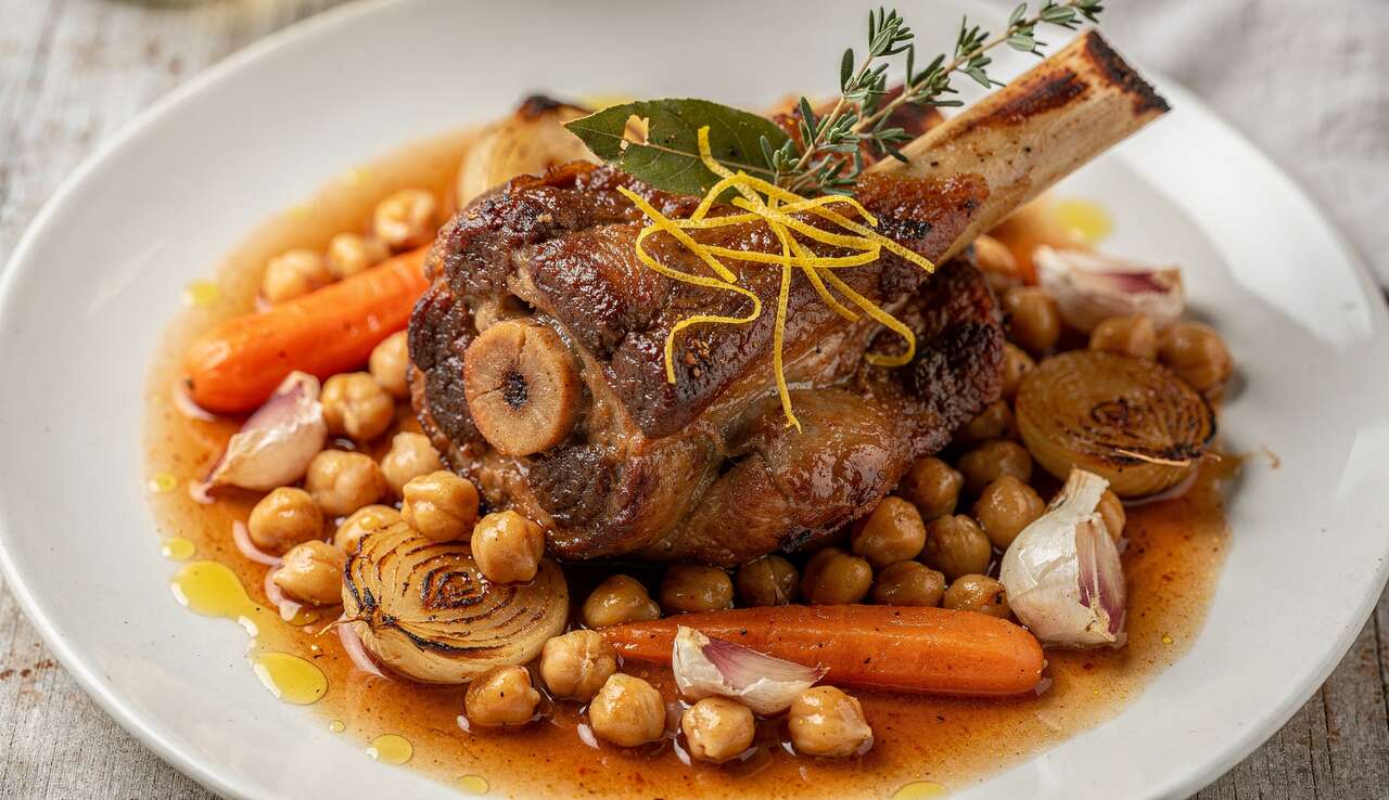 Jarret de veau braisé aux pois chiches : recette savoureuse