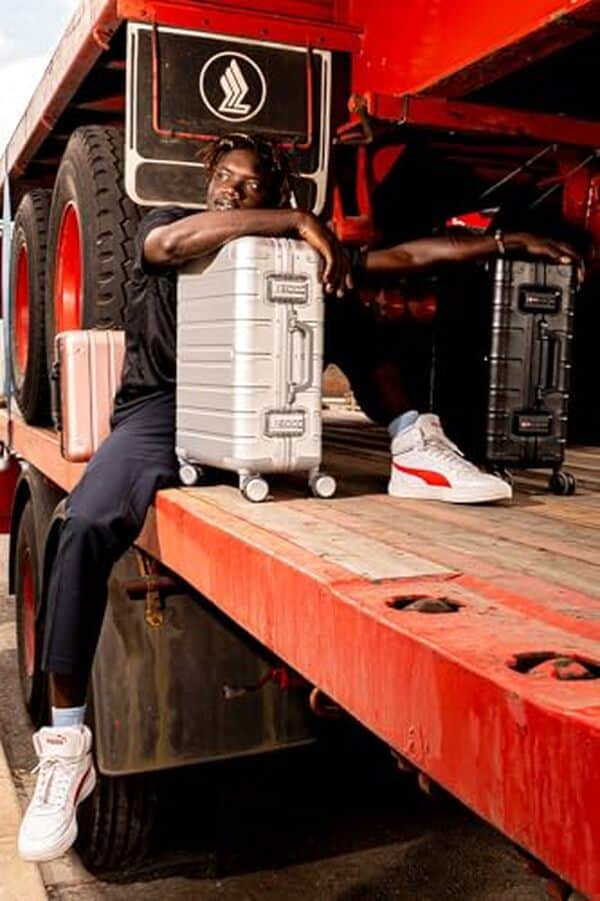 Découvrez notre test complet de la valise cabine TOKYOTO en aluminium noir : robustesse, design innovant, port USB intégré et serrure TSA sécurisée pour vos escapades sereines.