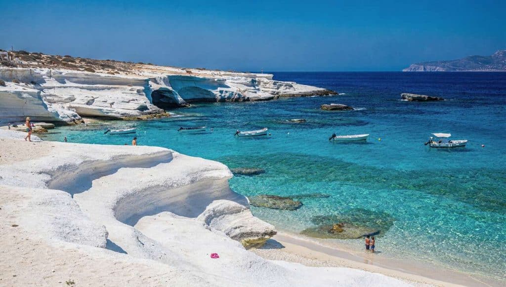 Comment choisir une excursion en bateau à Milos ?