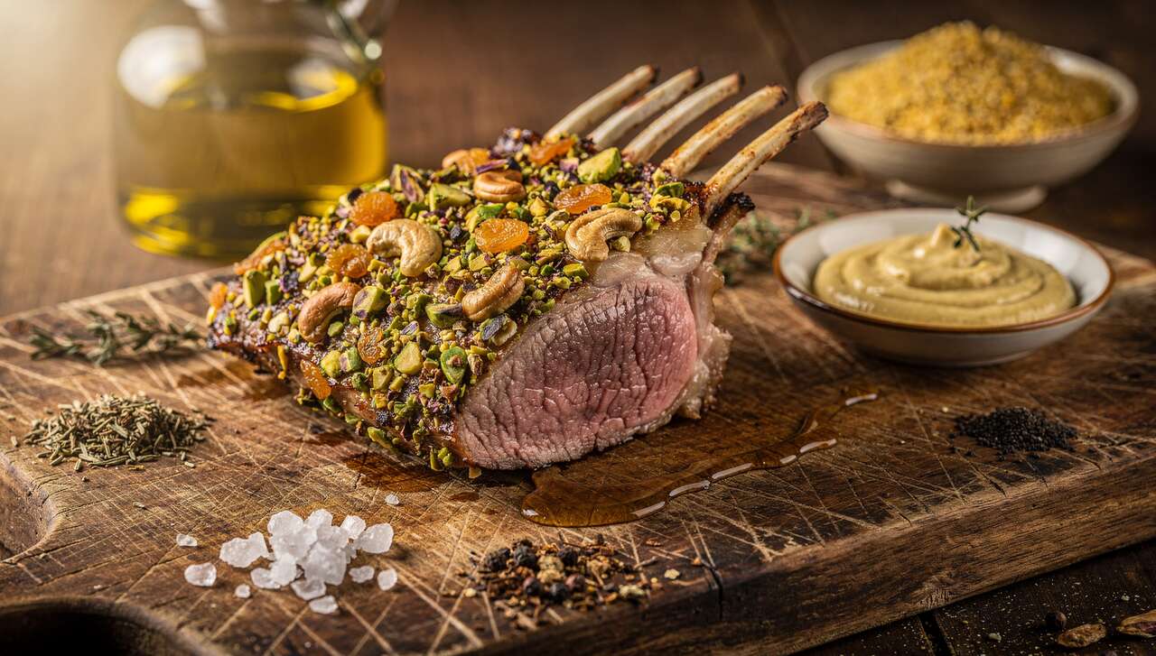 Recette d'agneau en croûte de fruits secs : délice gourmand