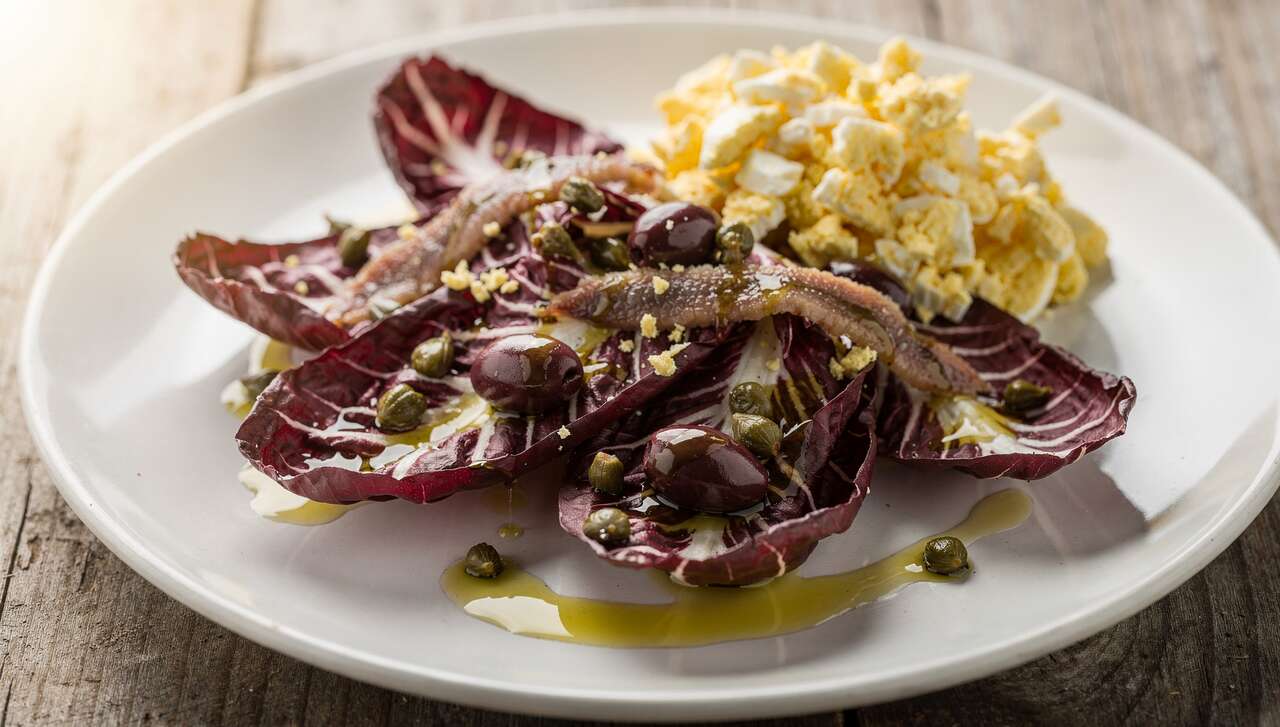 Radicchio aux oeufs mimosa, anchois et olives : recette savoureuse