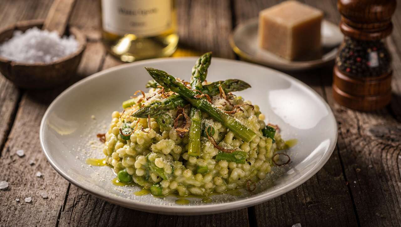 Risotto de fregola aux asperges sauvages : recette gourmande