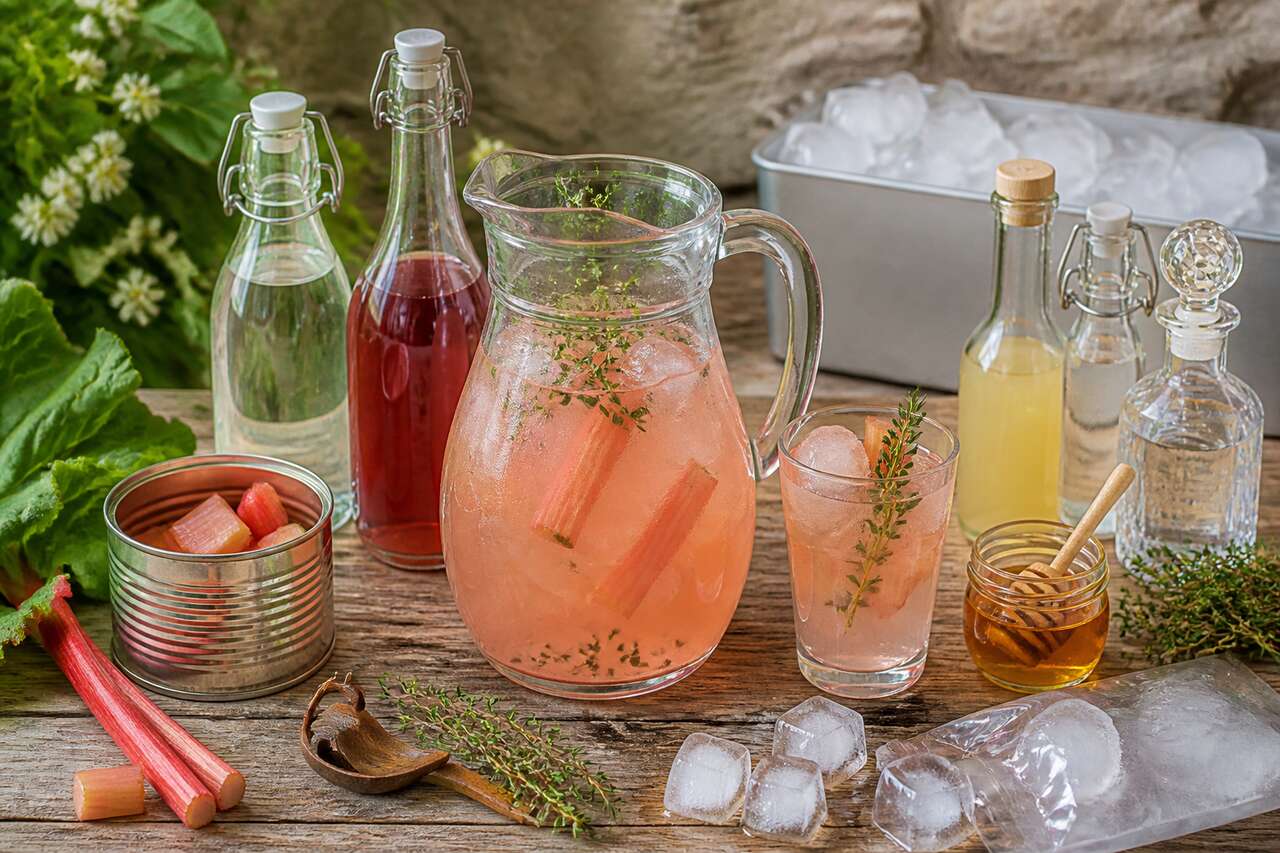 Eau parfumée rhubarbe et thym : recette fraîche et originale