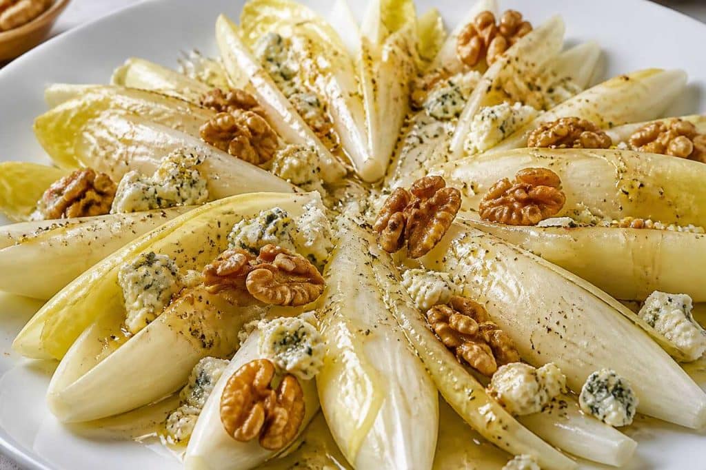 Salade d'endives : sauce Roquefort et noix irrésistible