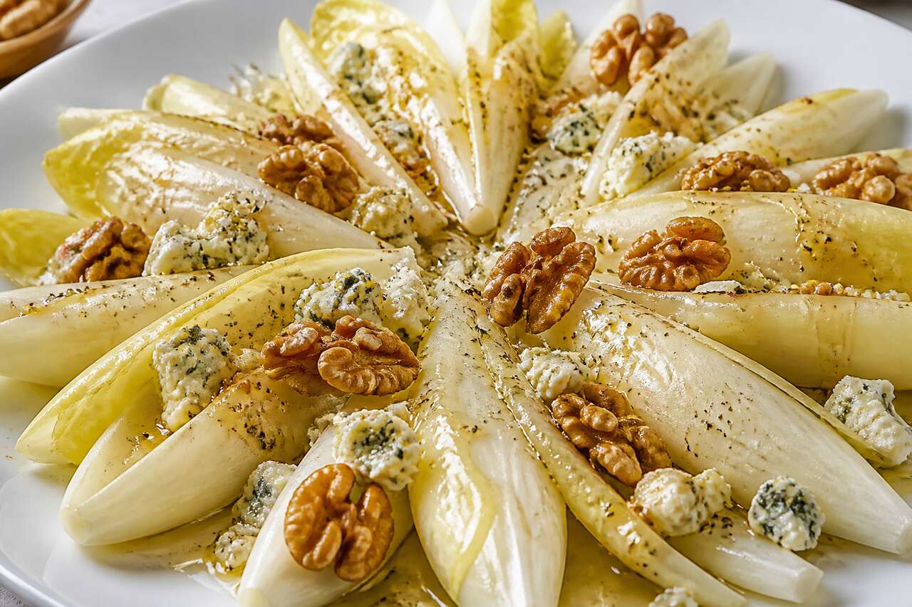 Salade d'endives : sauce Roquefort et noix irrésistible
