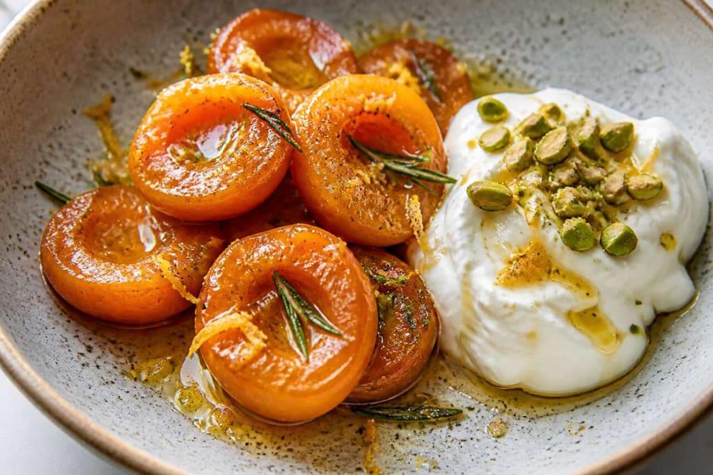 Abricots rôtis au romarin : recette avec yaourt grec