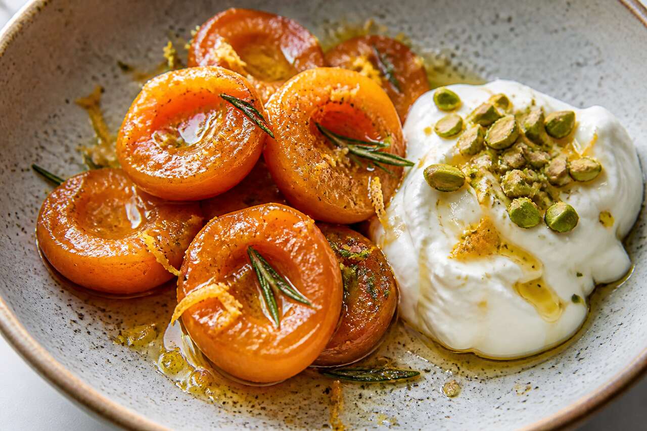 Abricots rôtis au romarin : recette avec yaourt grec