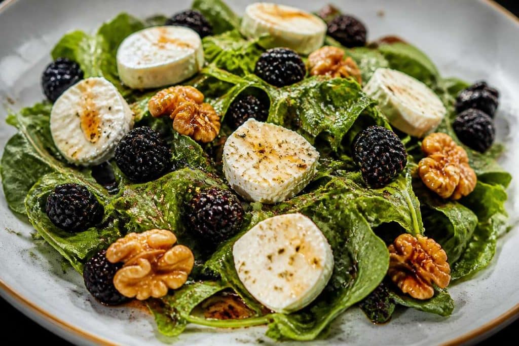 Salade de roquette, chèvre, mûres et noix : recette gourmande et facile