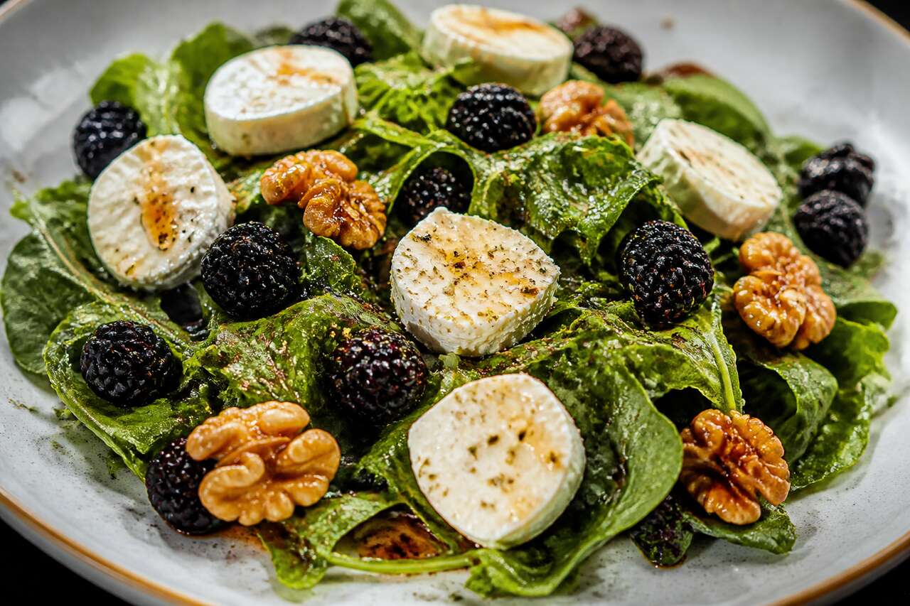 Salade de roquette, chèvre, mûres et noix : recette gourmande et facile