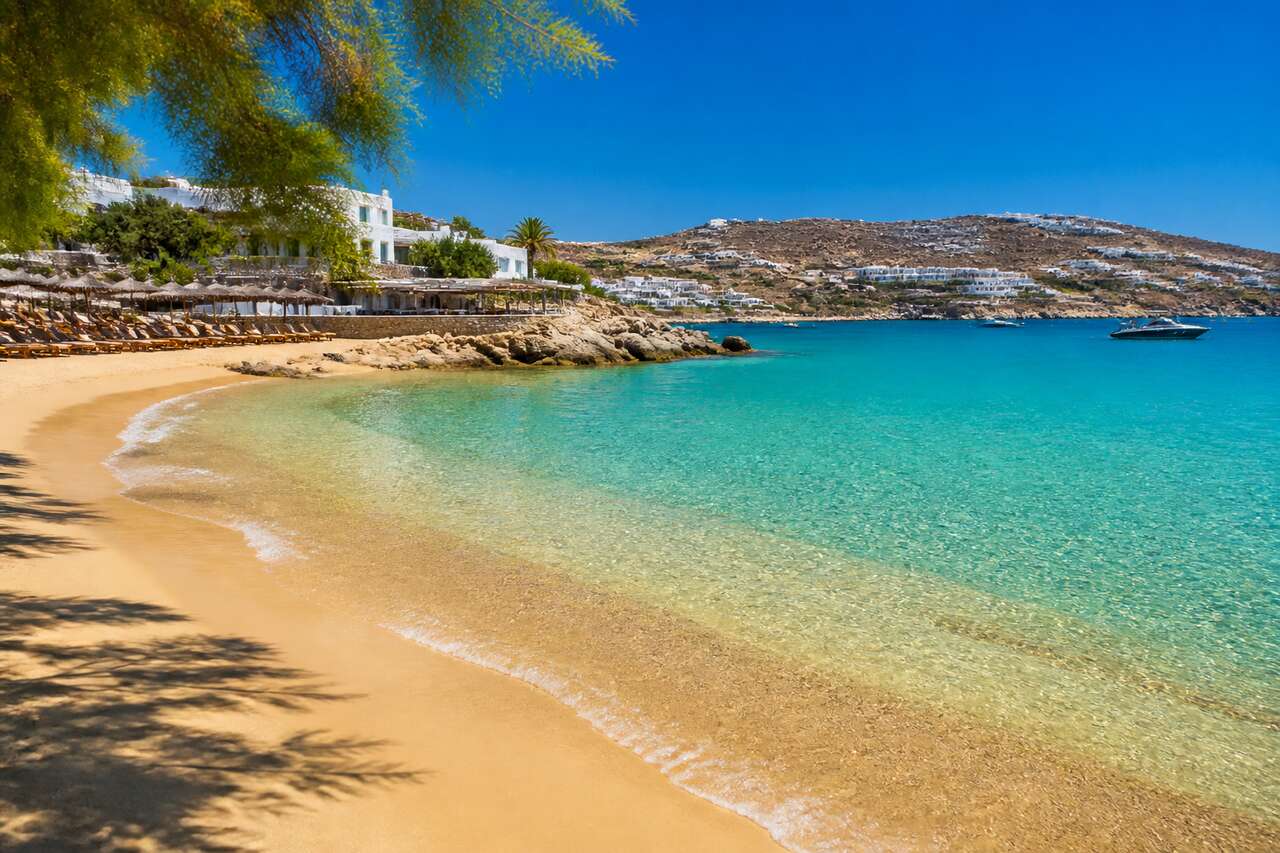 Découvrir Platys Gialos : les meilleures plages secrètes de Mykonos pour échapper à la foule
