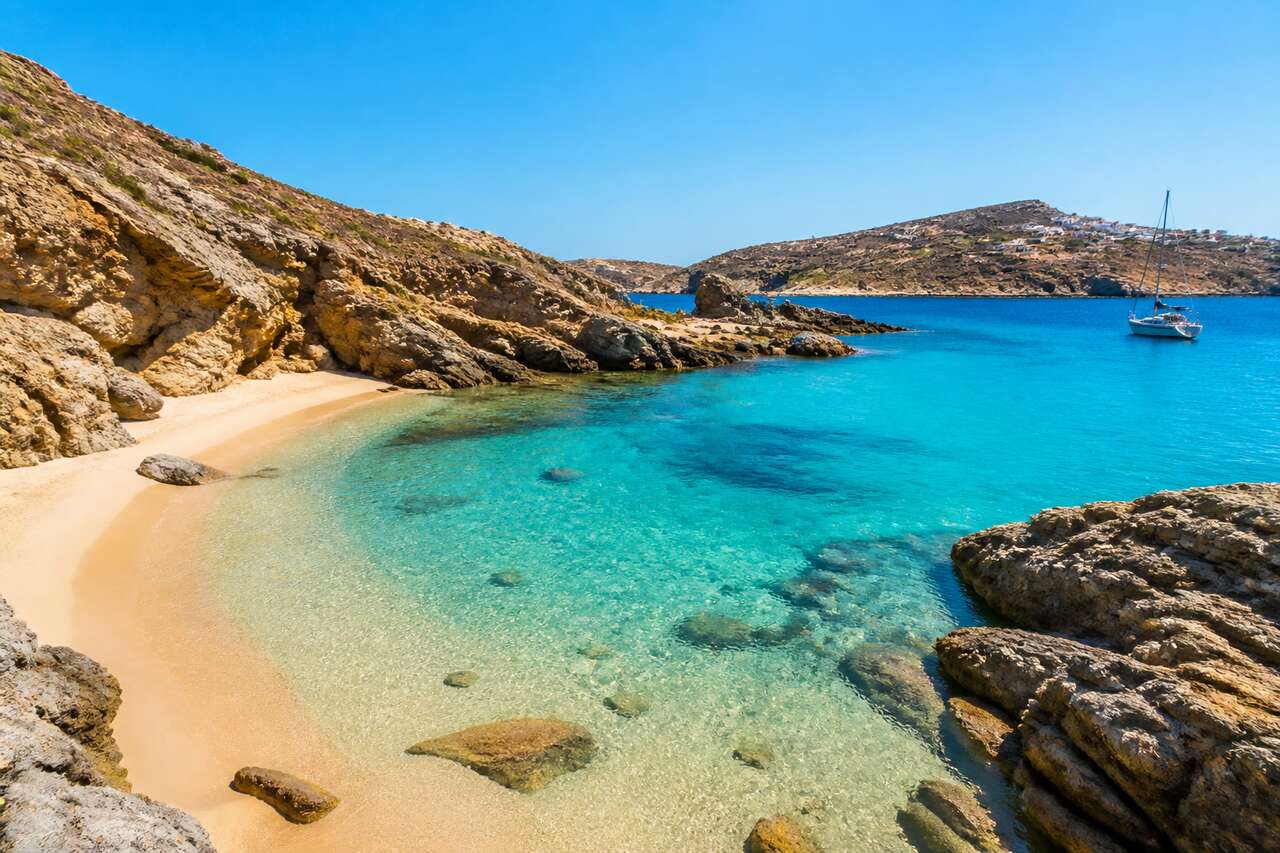 Les secrets bien gardés de Paradise Beach à Mykonos : une exploration intime des criques cachées