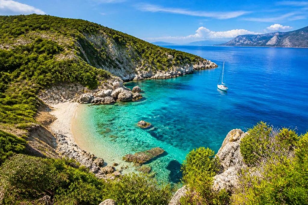 Secrets cachés de kalamitsi : explorez les criques isolées et plages secrètes