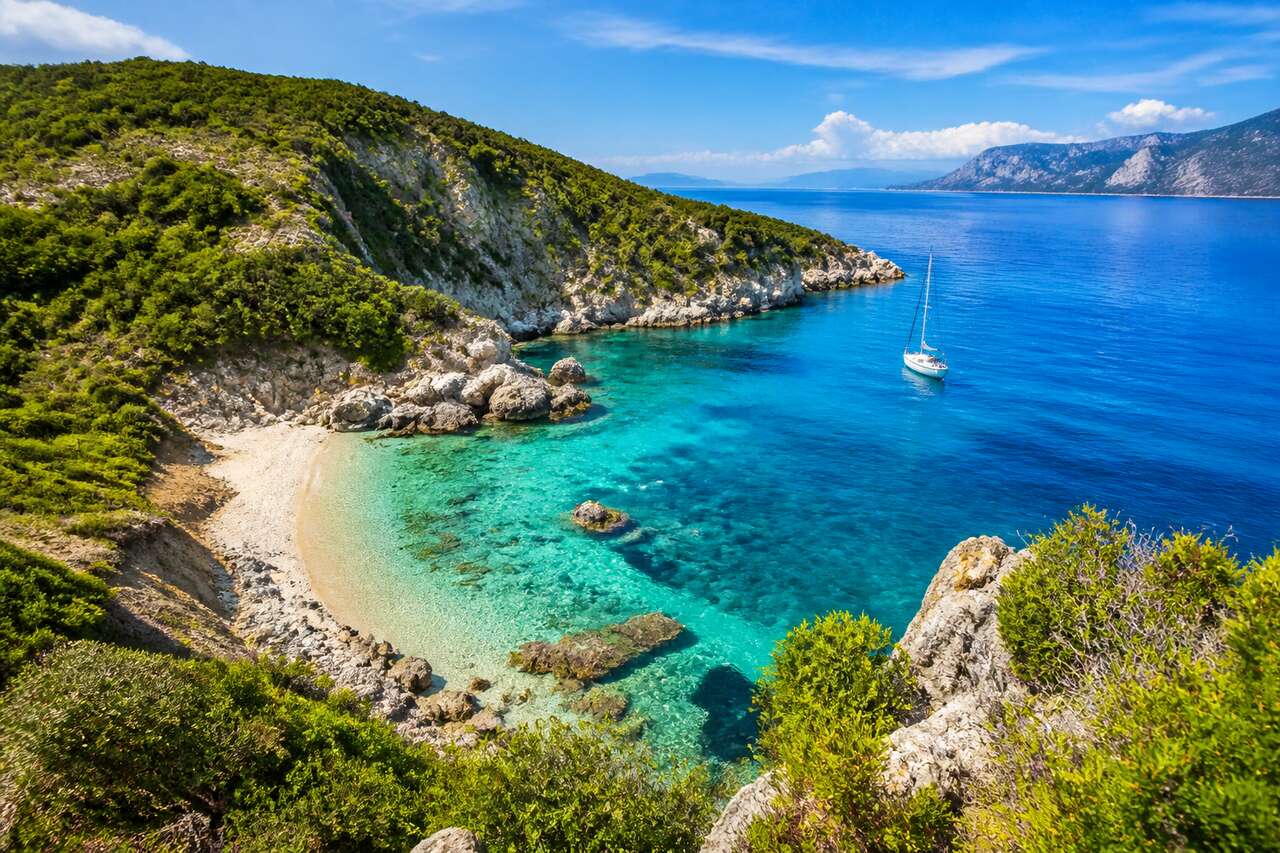 Secrets cachés de kalamitsi : explorez les criques isolées et plages secrètes