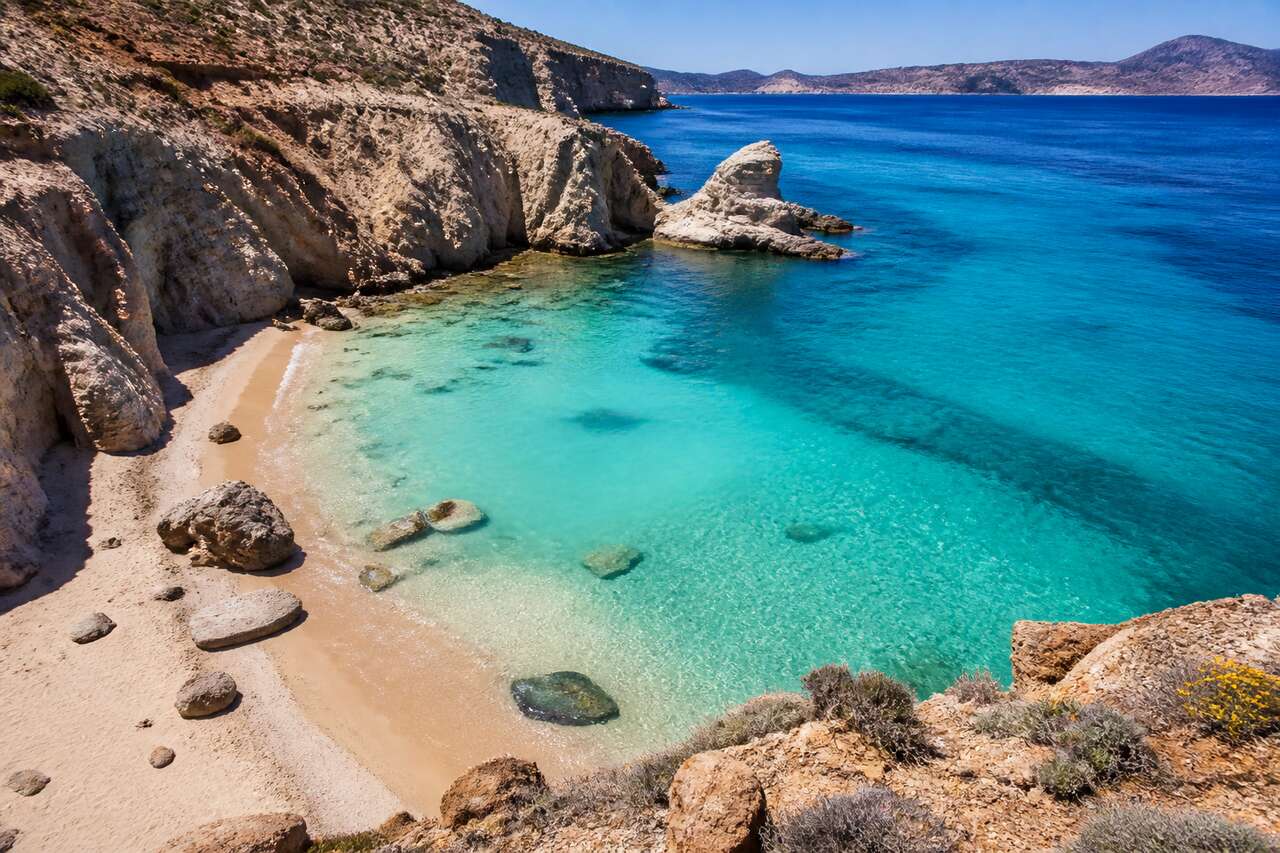 Découverte des plages secrètes de l'île de Milos : un voyage entre sable blanc et eaux turquoise