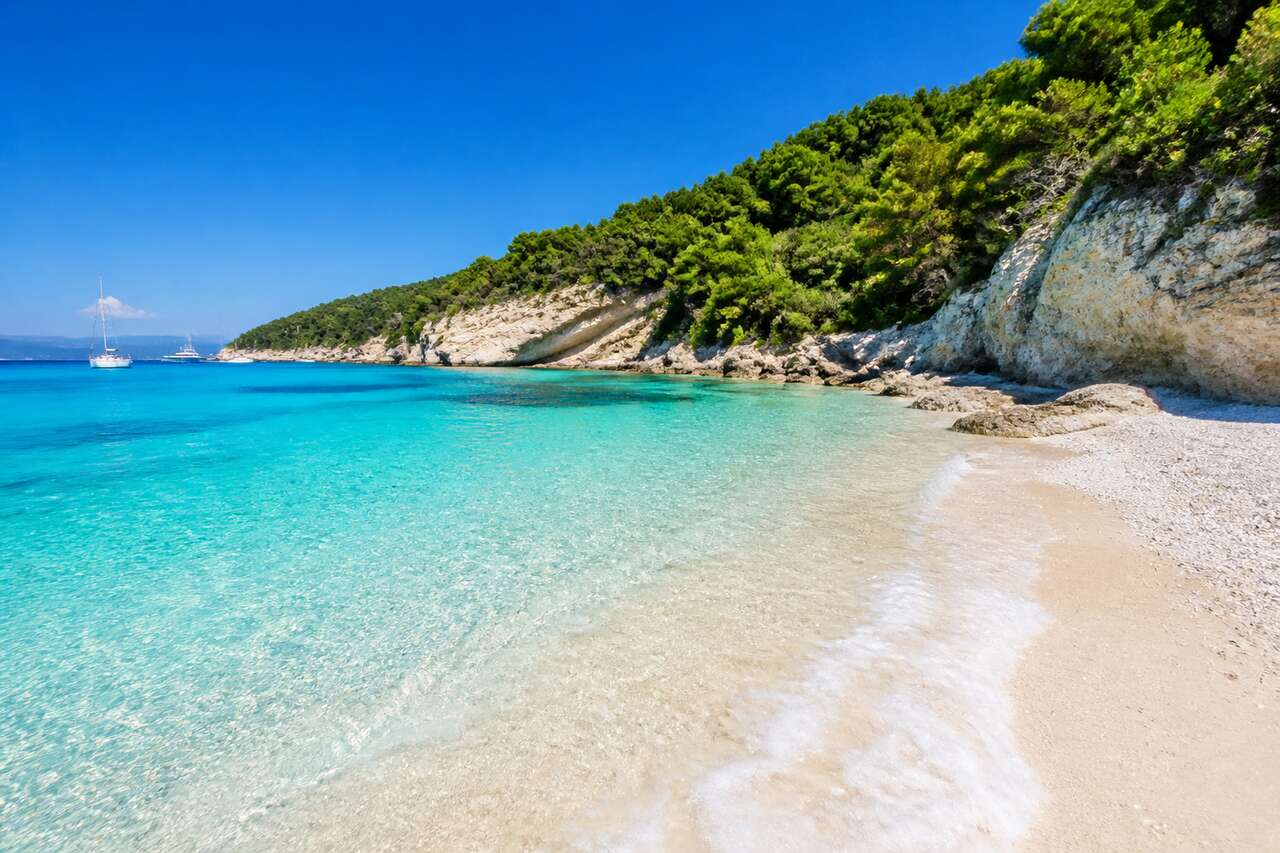 Plongée dans les eaux cristallines : découvrir voutoumi beach à antipaxos