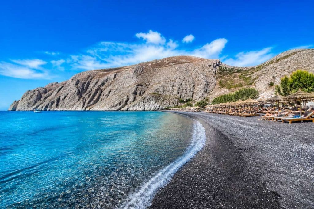 Découvrir Perissa Beach : un paradis caché de Santorin