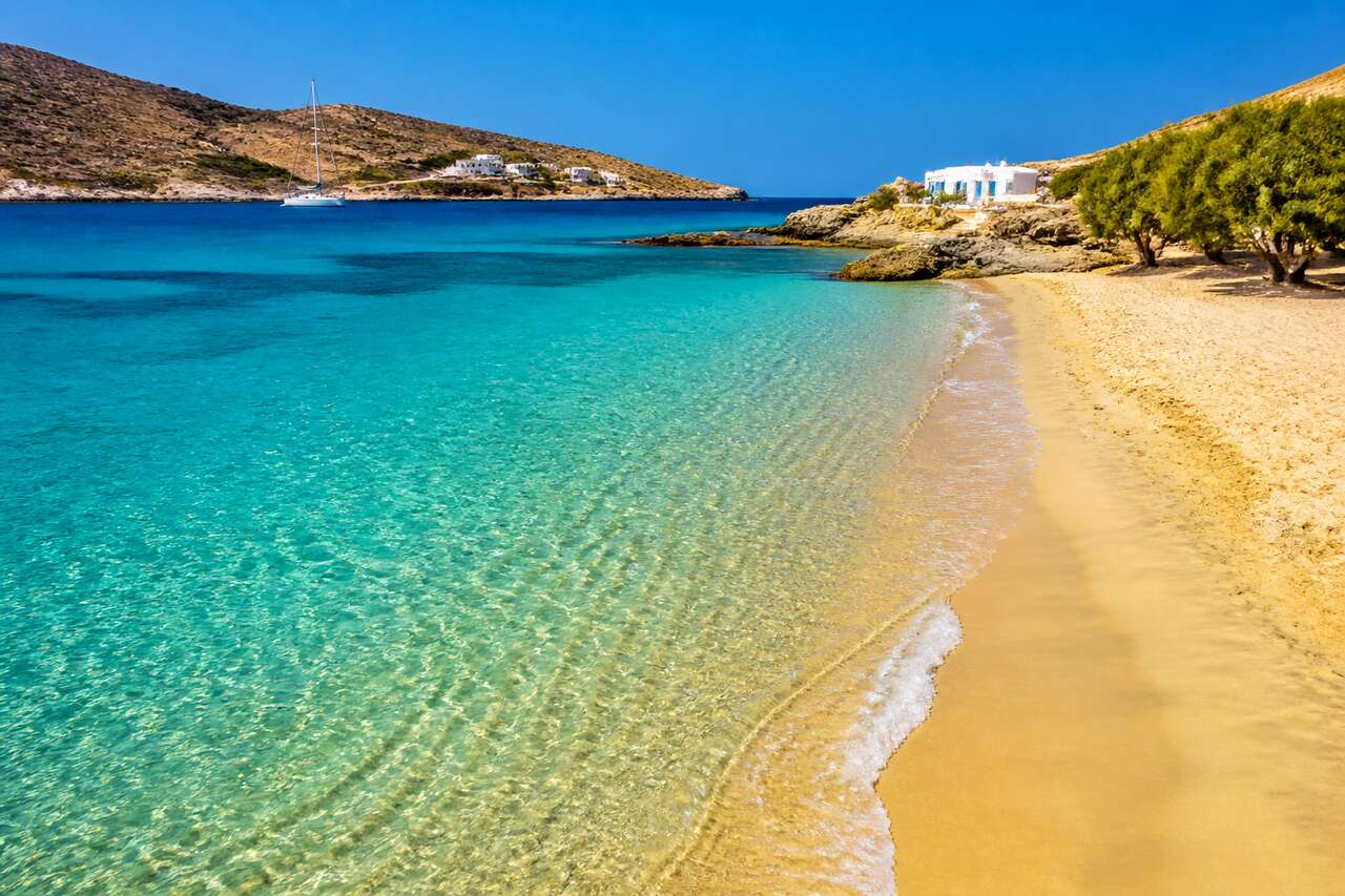 Découvrir agios stefanos beach : un joyau caché des cyclades