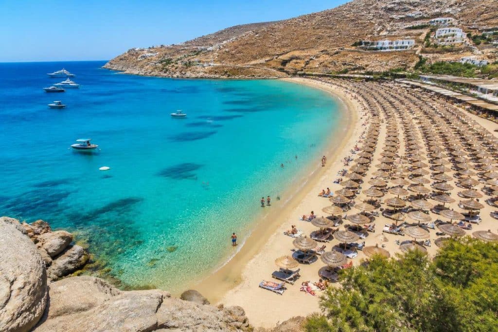 Explorer la magie de Super Paradise Beach : un paradis pour les amateurs de fêtes et de détente