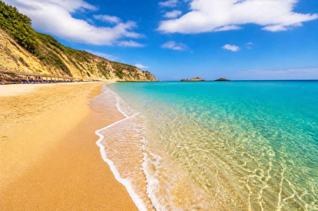 Les secrets cachés de Banana Beach : une journée sur le sable doré de Zakynthos