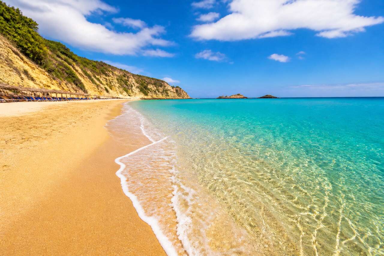 Les secrets cachés de Banana Beach : une journée sur le sable doré de Zakynthos