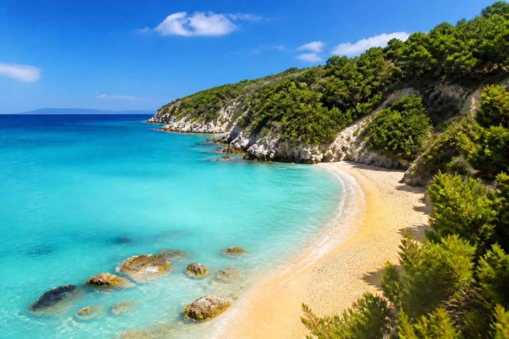 Les secrets de xigia beach : entre eaux thermales et sable doré