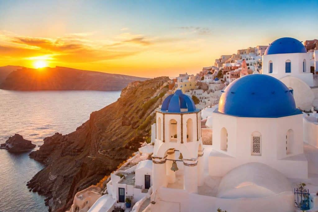 Oia, la perle de Santorin : promenade au cœur d'un village immortel