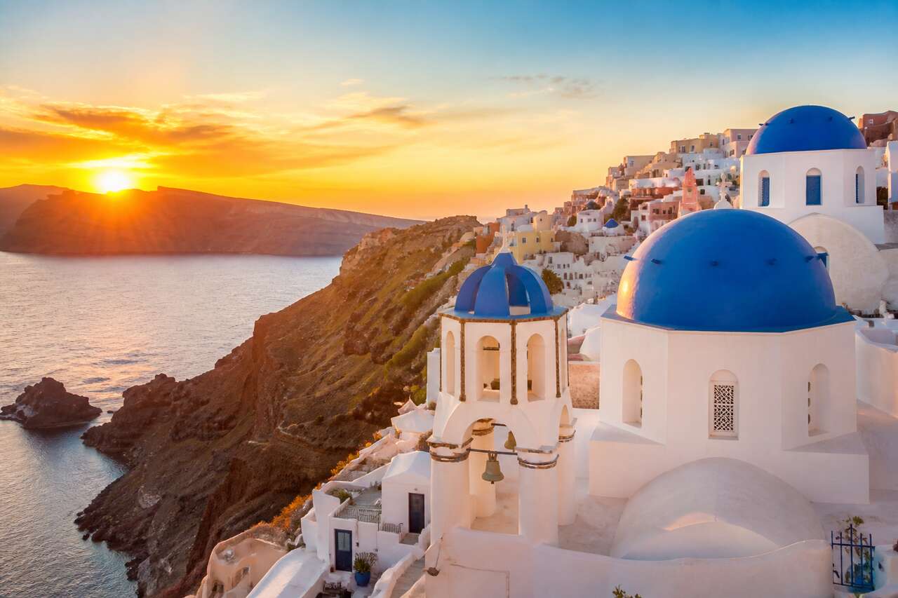 Oia, la perle de Santorin : promenade au cœur d'un village immortel