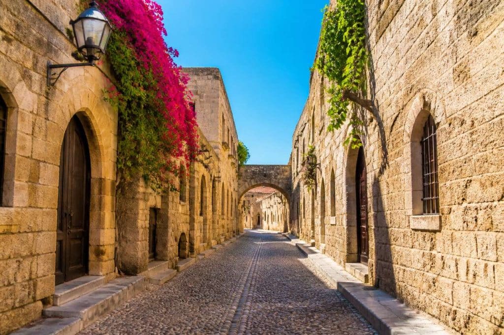 Se perdre dans les ruelles enchantées de la vieille ville de Rhodes