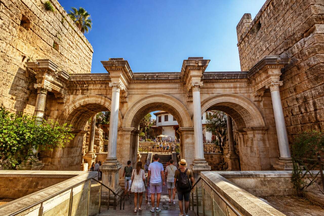 La porte d'Hadrien : une immersion historique au cœur de la Turquie antique